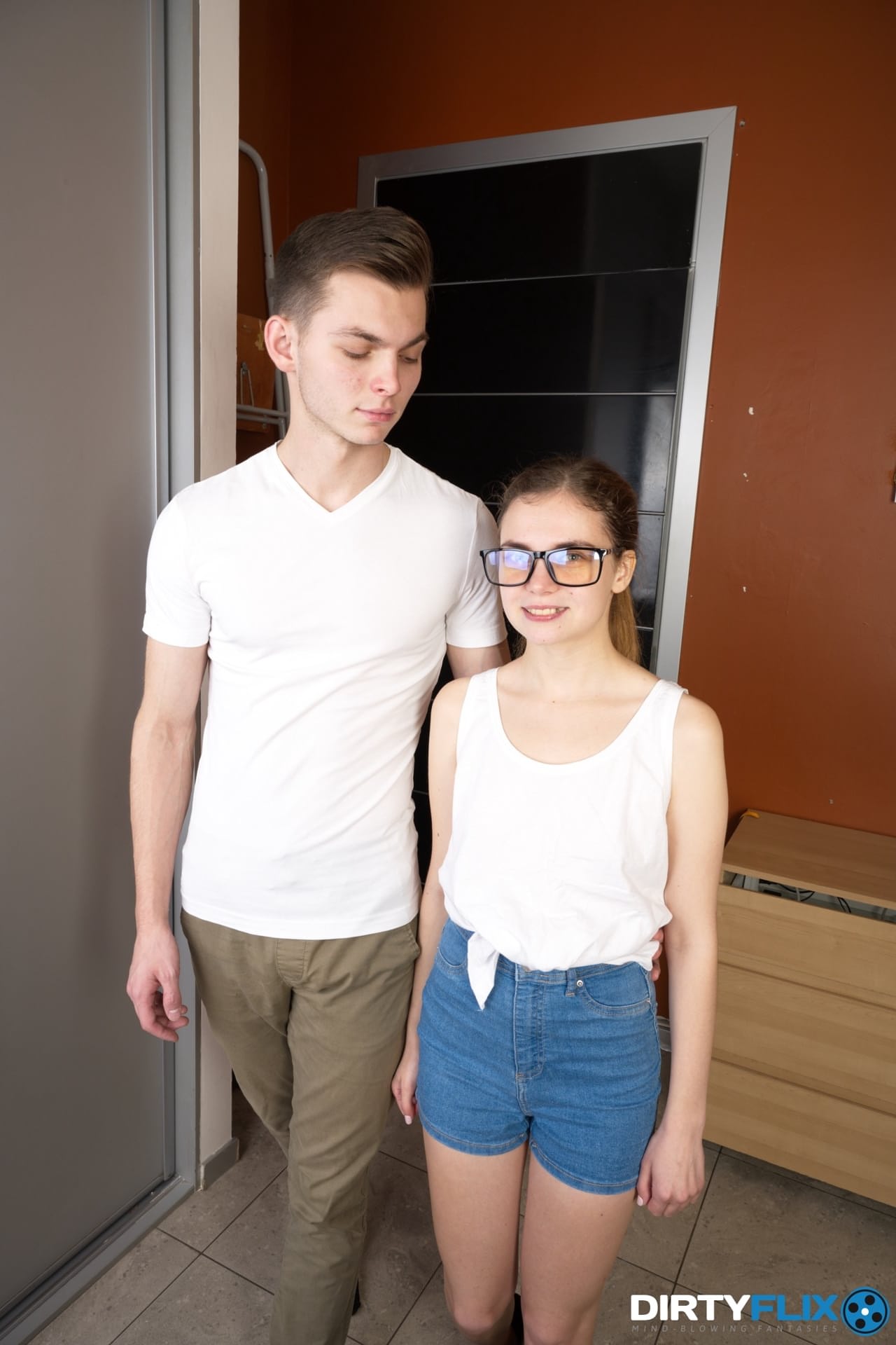 Die Schlanke Teenagerin Mit Brille, Bella Gray, Reitet Einen Großen Schwanz Und Bekommt Eine Gesichtsbesamung