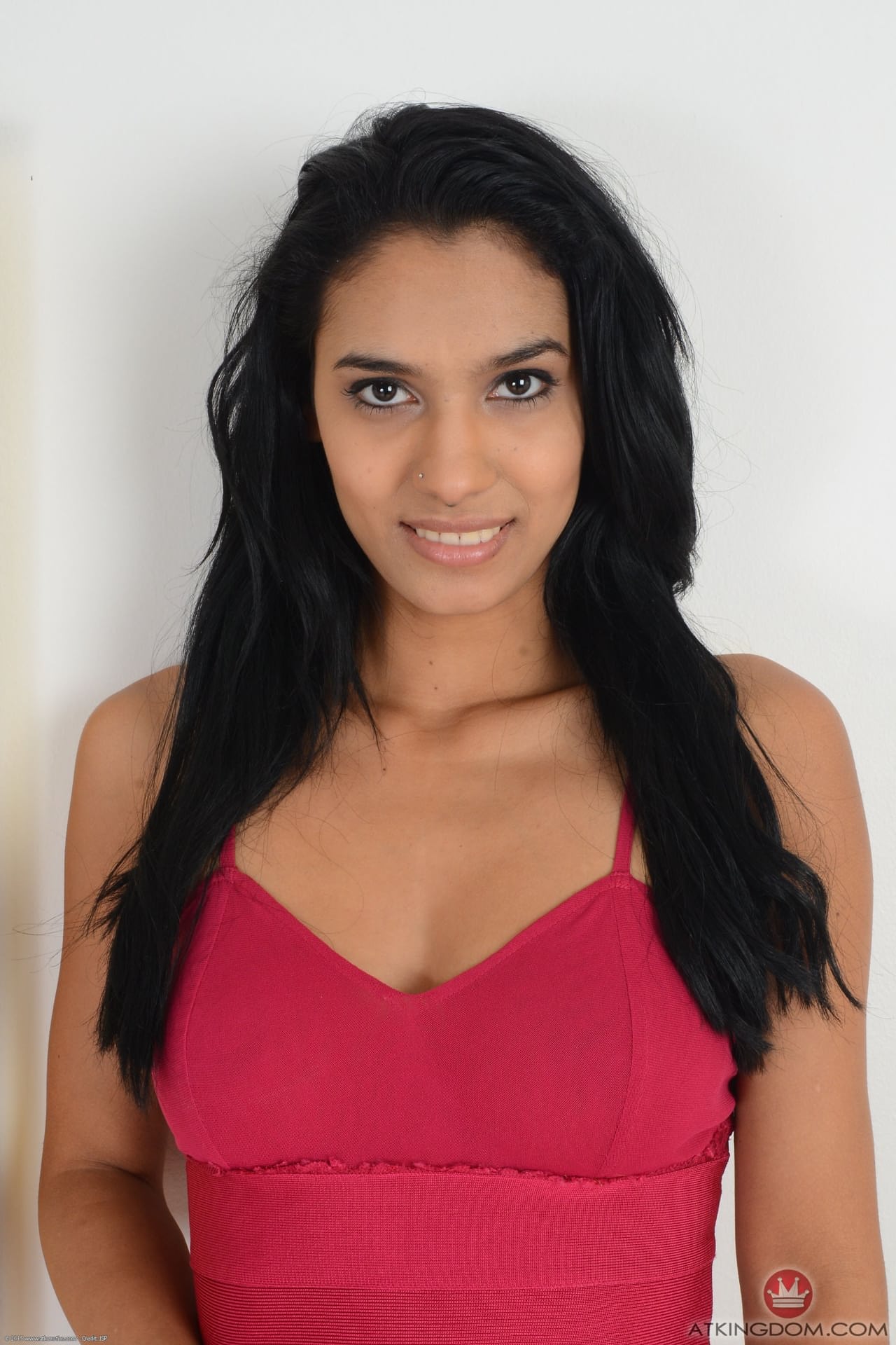 Die Sexy Latina Karmen Bella Zieht Ihr Heißes Kleid Aus Und Entblößt Ihre Große Klitoris
