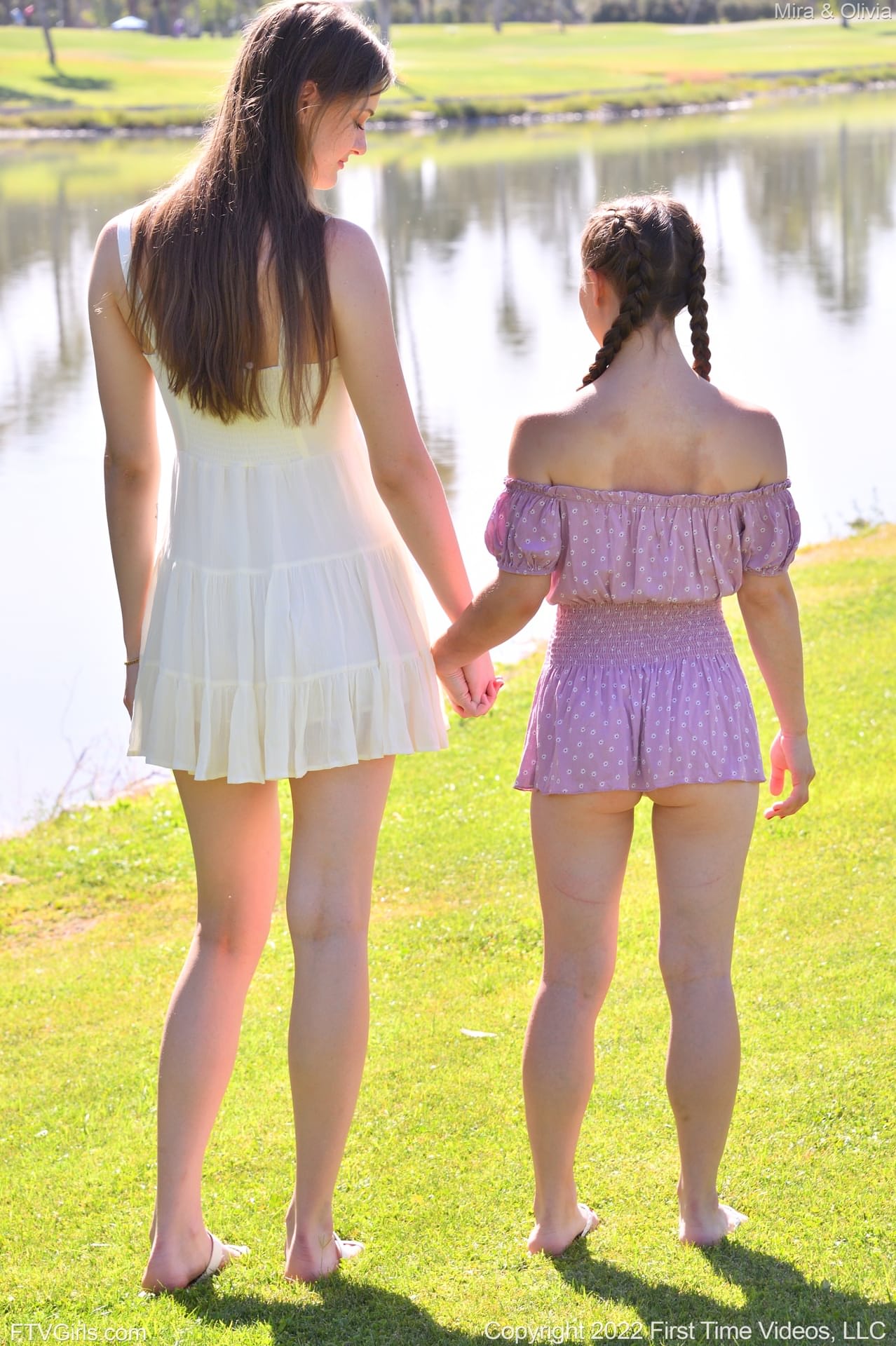Die Geilen Babes Mira Monroe Und Olivia Madison Ziehen Sich Aus Und Posieren Nackt Im Freien