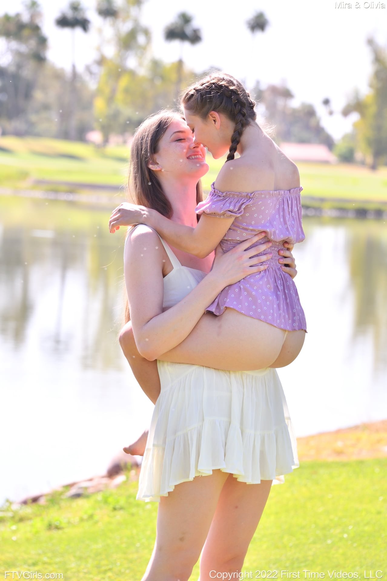 Die Geilen Babes Mira Monroe Und Olivia Madison Ziehen Sich Aus Und Posieren Nackt Im Freien