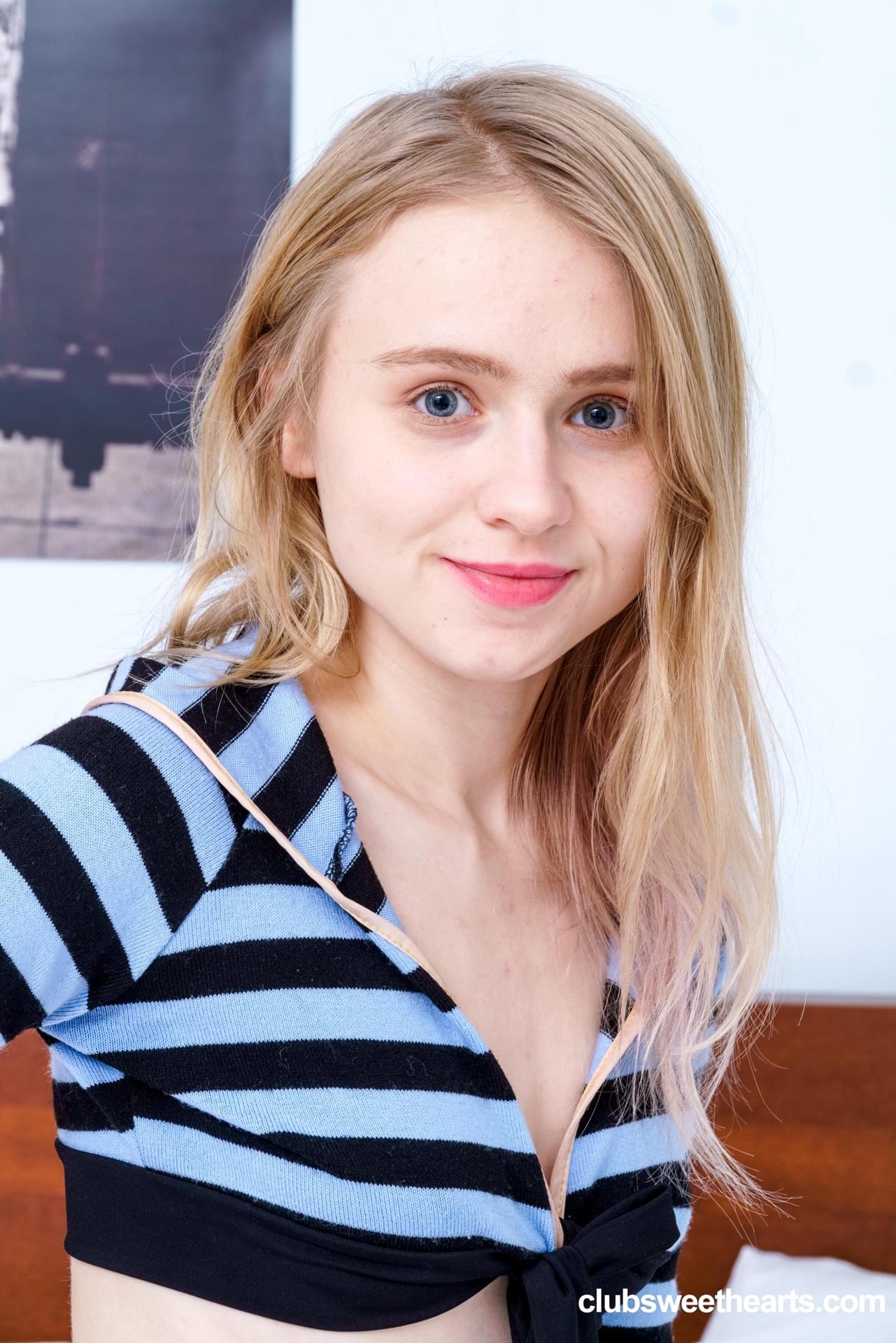 Die Heiße Russische Teenagerin Light Fairy Befriedigt Sich Selbst, Während Sie Ihre Sexy Füße In Die Luft Streckt