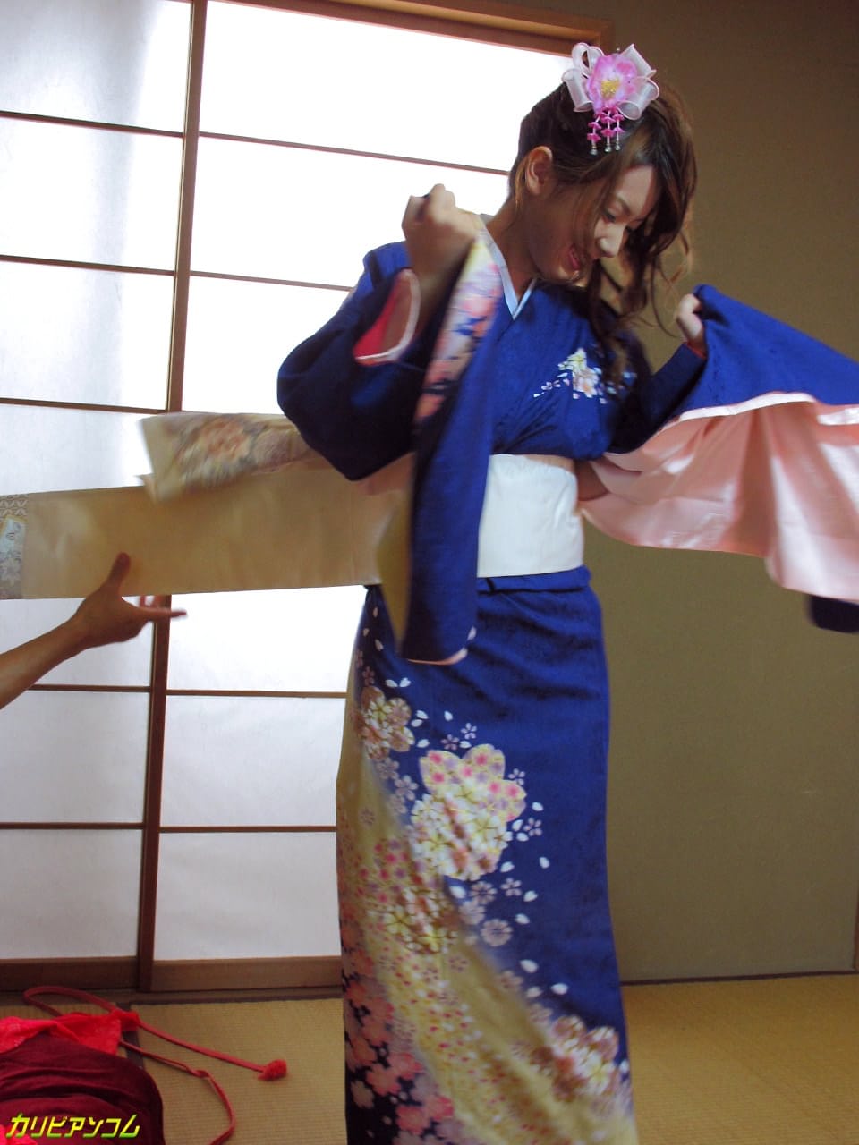 Die Asiatische Ehefrau Yui Hatano Lässt Sich Die Muschi Fingern Und Stimuliert Sie Mit Spielzeug, Während Sie Einen Bläst