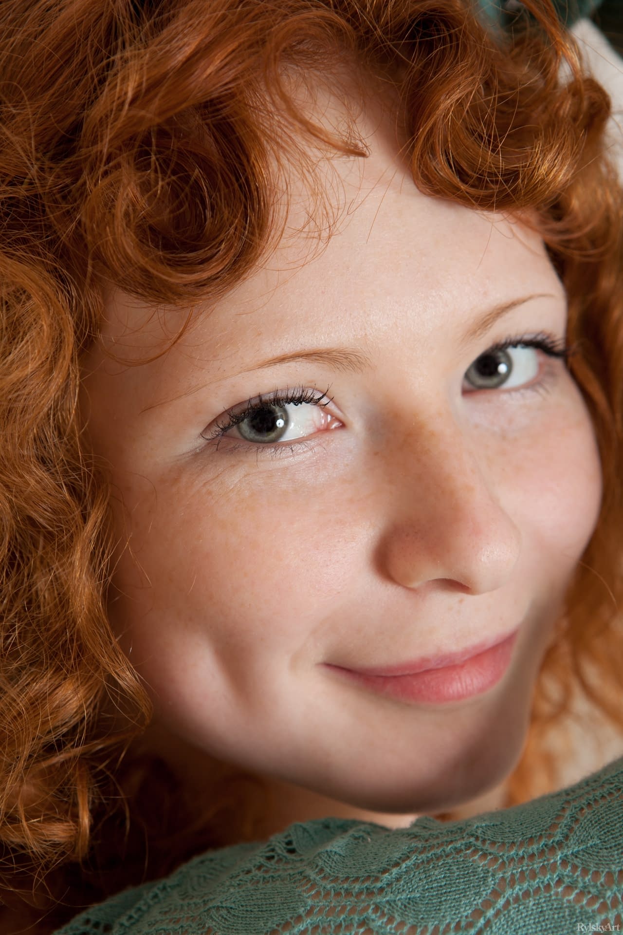 Die Rothaarige Rochelle Mit Den Lockigen Haaren Zeigt Ihren Sexy Körper Und Posiert Auf Ihrem Bett
