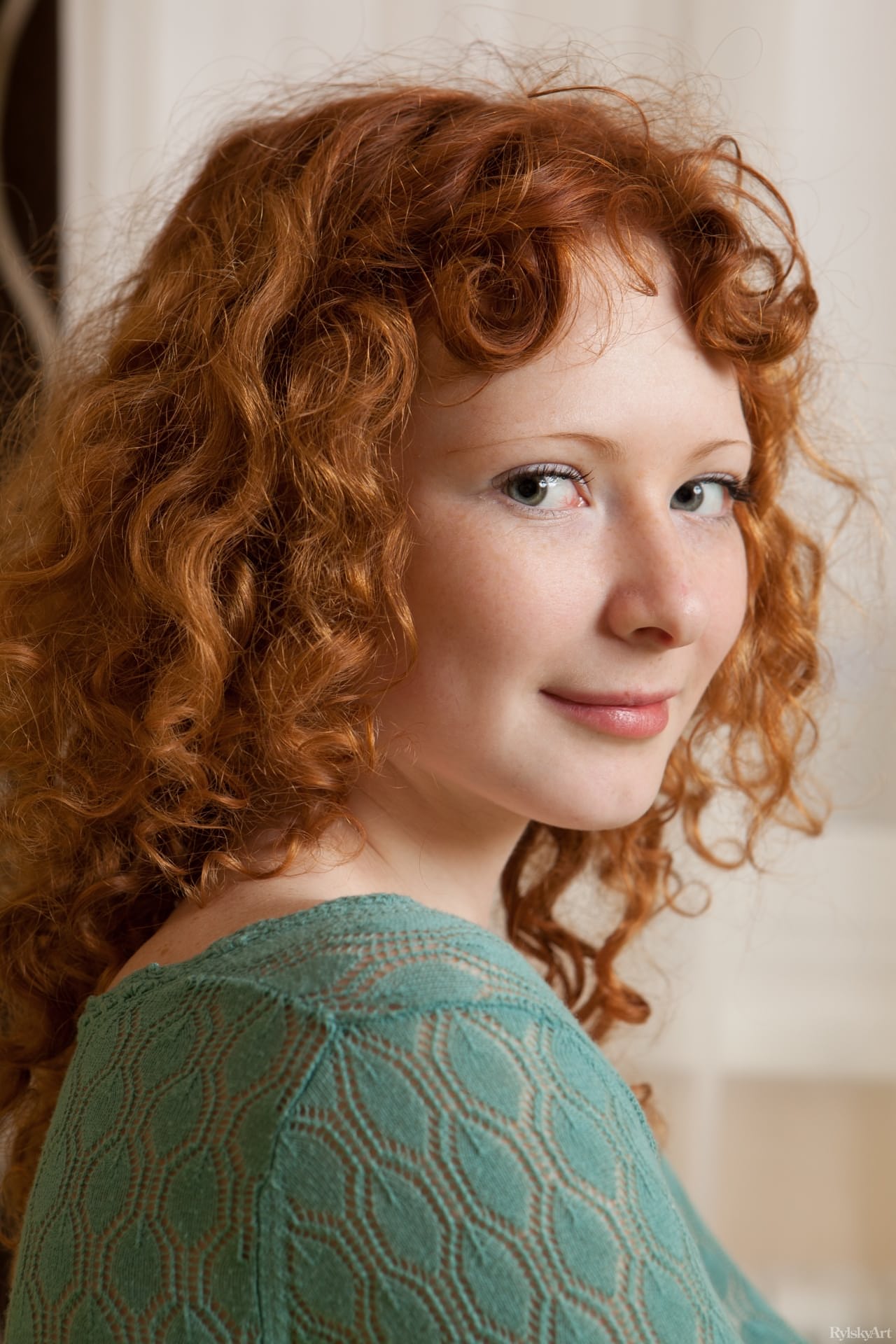 Die Rothaarige Rochelle Mit Den Lockigen Haaren Zeigt Ihren Sexy Körper Und Posiert Auf Ihrem Bett
