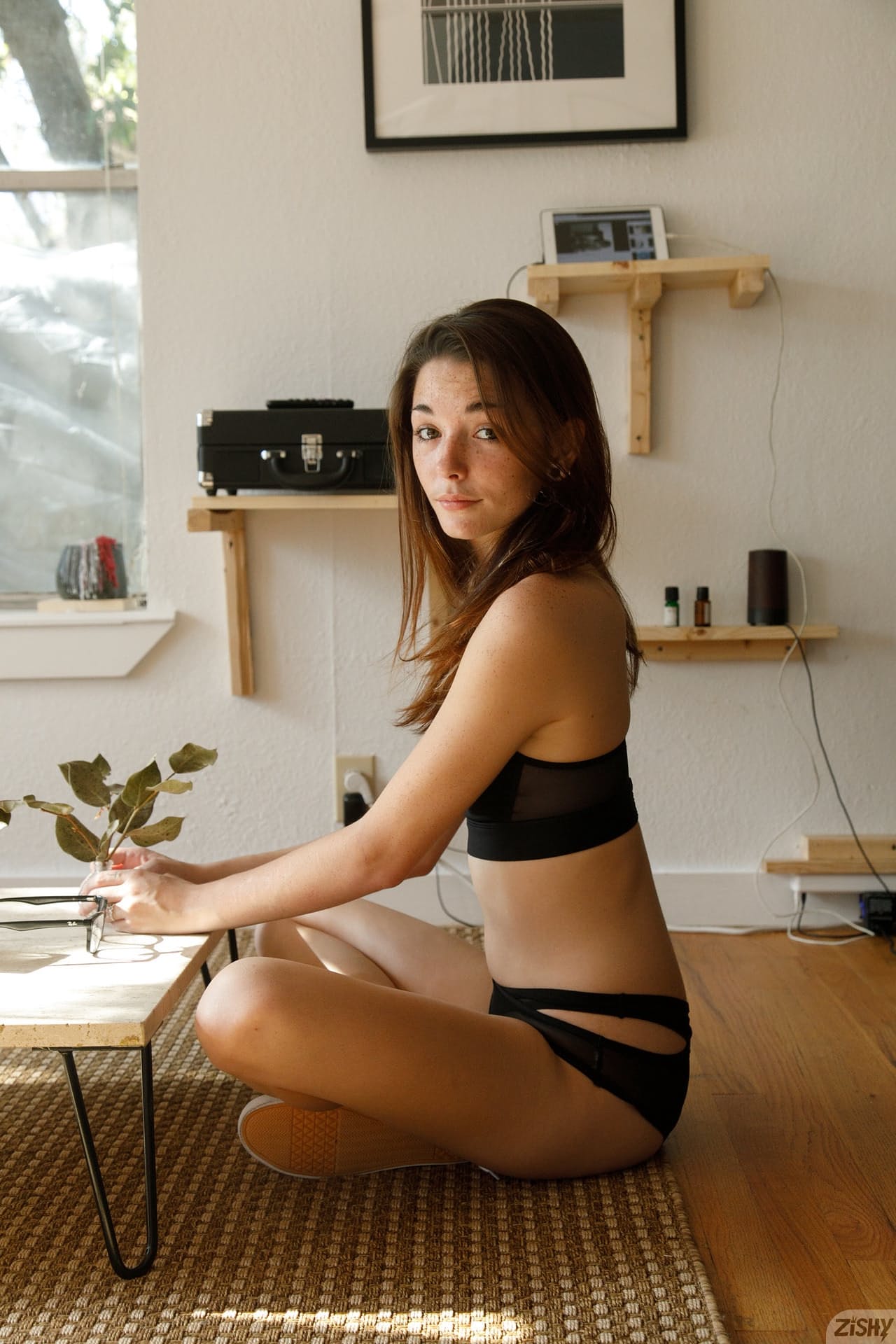 Das Amateur-Babe Hannah Tarley Zieht Ihre Unterwäsche Aus Und Posiert Nackt Auf Einem Bett