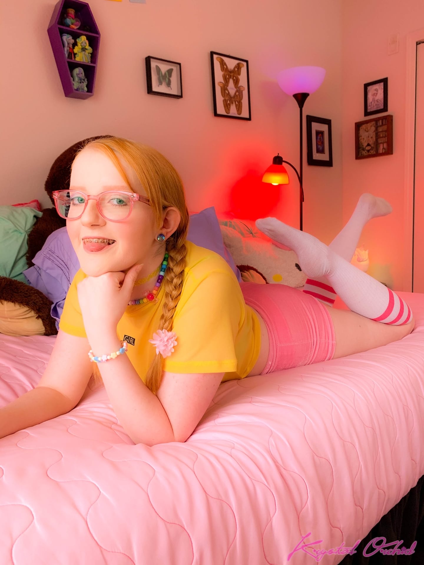 Die Schlanke Teenagerin Mit Brille, Krystal Orchid, Spreizt Ihre Geschwollene, Jungfräuliche Muschi