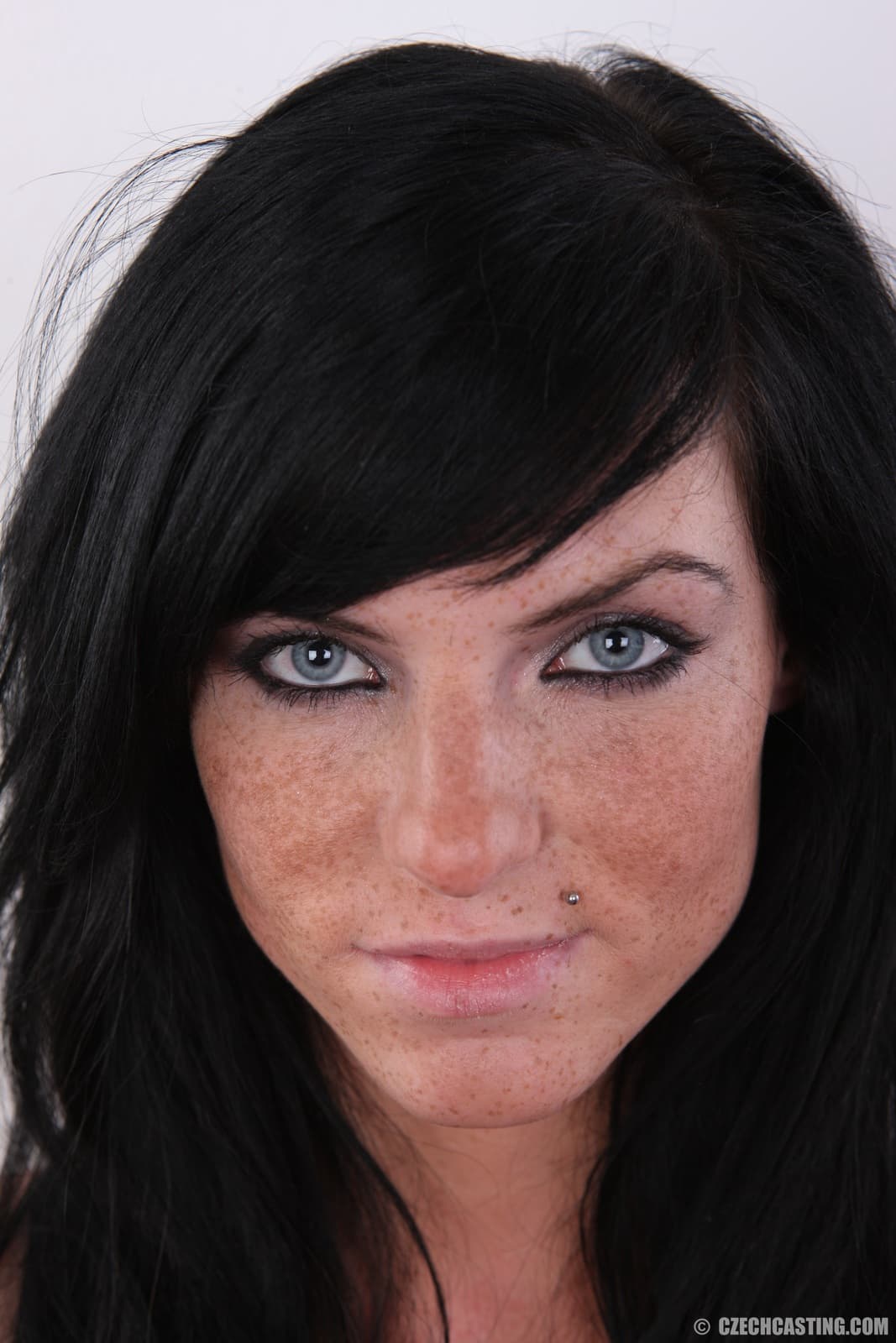 Die Brünette Amateurin Zuzana Zieht Sich Stück Für Stück Aus, Bis Sie Nackt Ist