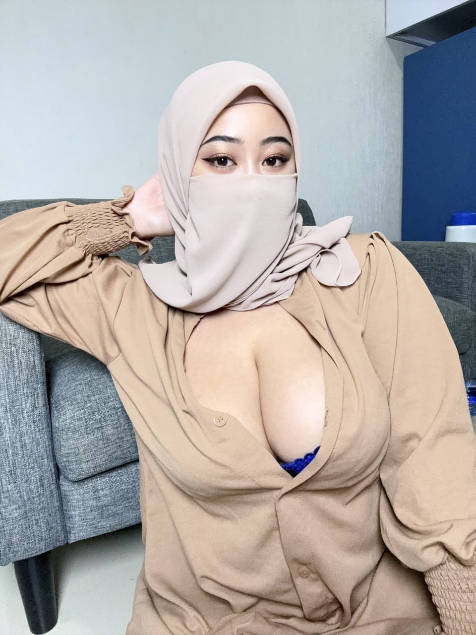 Eine Sexy Milf Mit Riesigen Brüsten Zeigt Ihre Straffen Brüste In Einer Gesichtsmaske Und Einem Hijab
