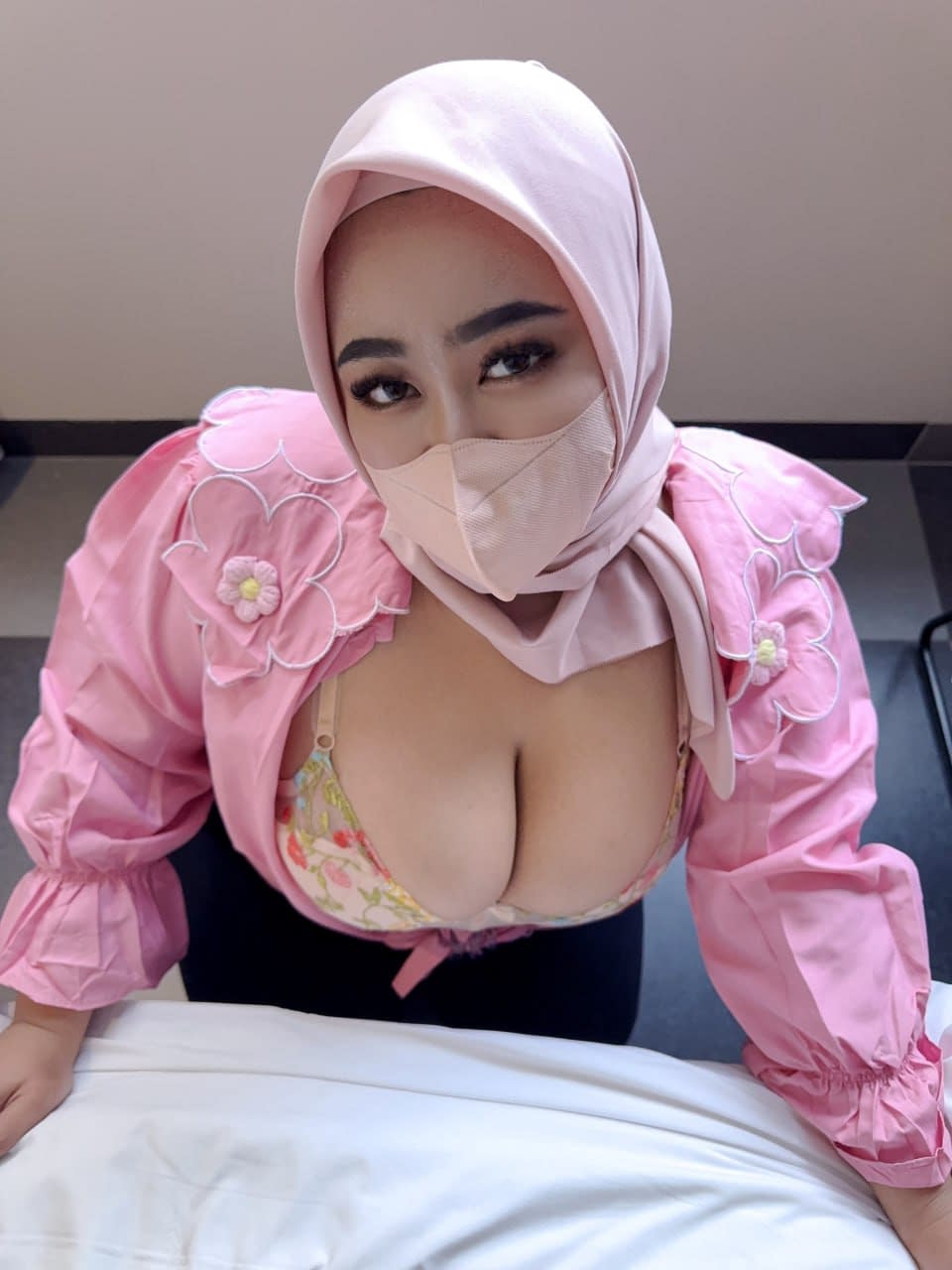 Eine Sexy Milf Mit Riesigen Brüsten Zeigt Ihre Straffen Brüste In Einer Gesichtsmaske Und Einem Hijab