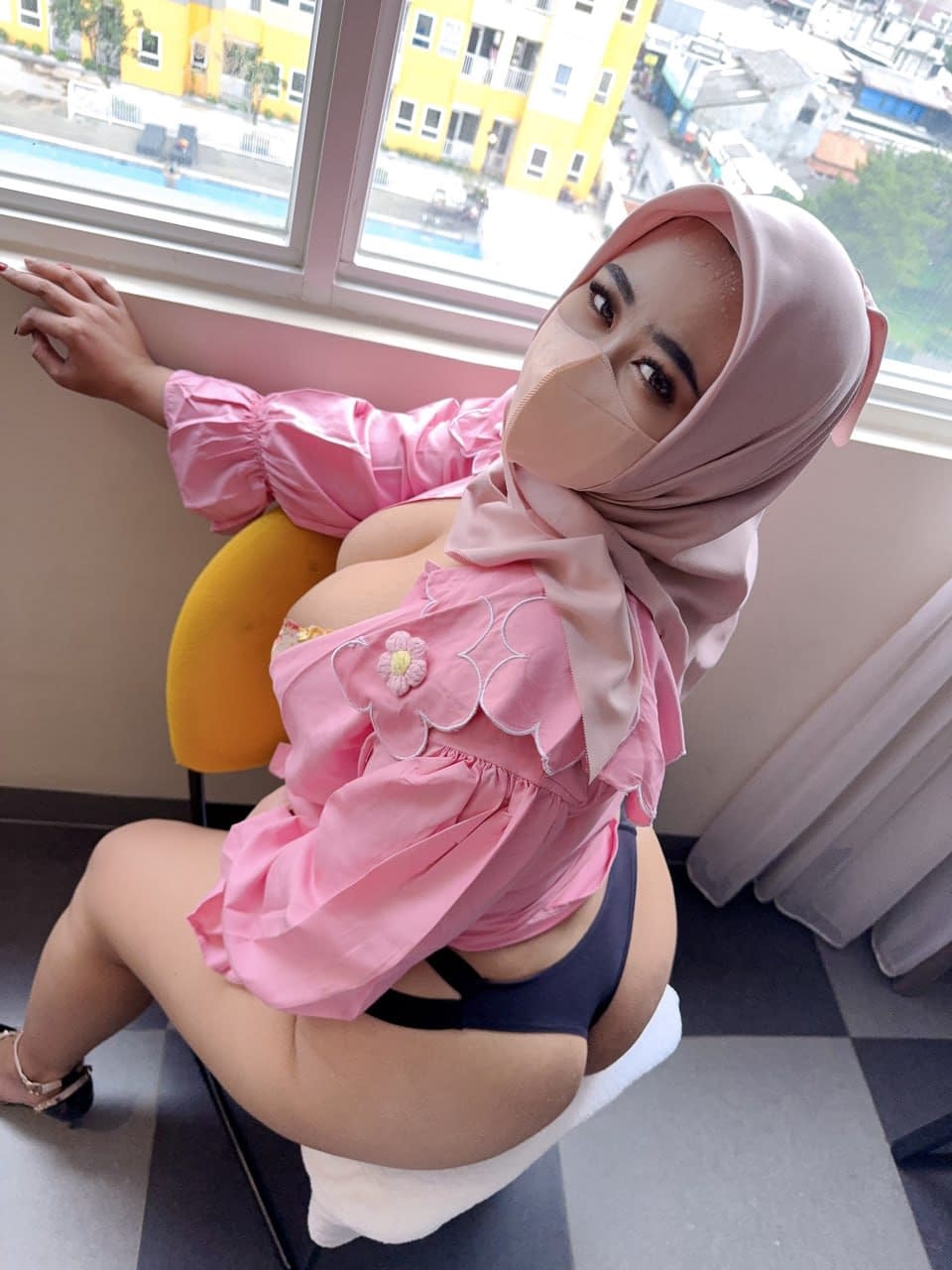 Eine Sexy Milf Mit Riesigen Brüsten Zeigt Ihre Straffen Brüste In Einer Gesichtsmaske Und Einem Hijab