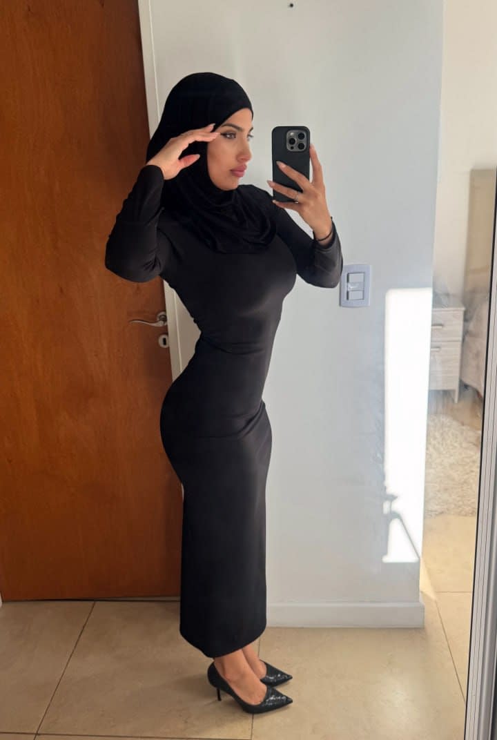 Die Amateur-Onlyfans-Crossdresserin Leila Onyx Posiert In Ihrem Sexy Kleid Und Ihrem Hijab