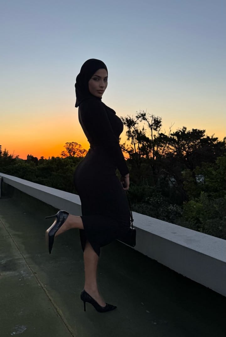 Die Amateur-Onlyfans-Crossdresserin Leila Onyx Posiert In Ihrem Sexy Kleid Und Ihrem Hijab
