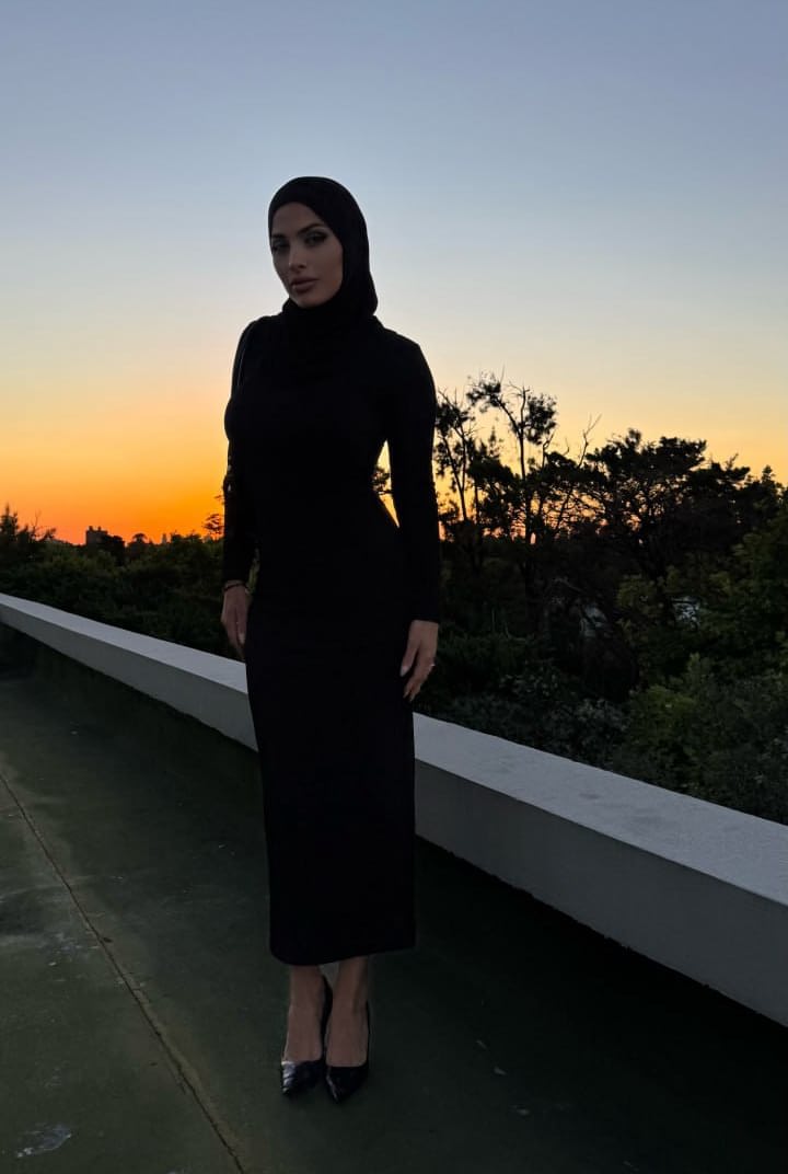 Die Amateur-Onlyfans-Crossdresserin Leila Onyx Posiert In Ihrem Sexy Kleid Und Ihrem Hijab