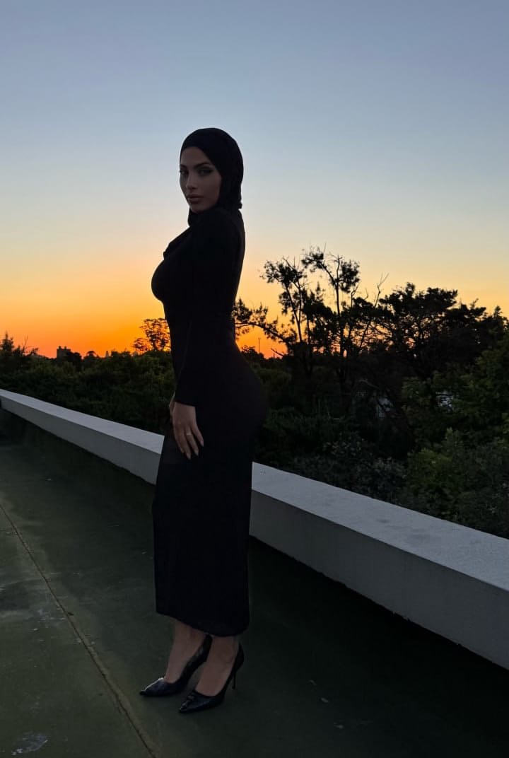 Die Amateur-Onlyfans-Crossdresserin Leila Onyx Posiert In Ihrem Sexy Kleid Und Ihrem Hijab