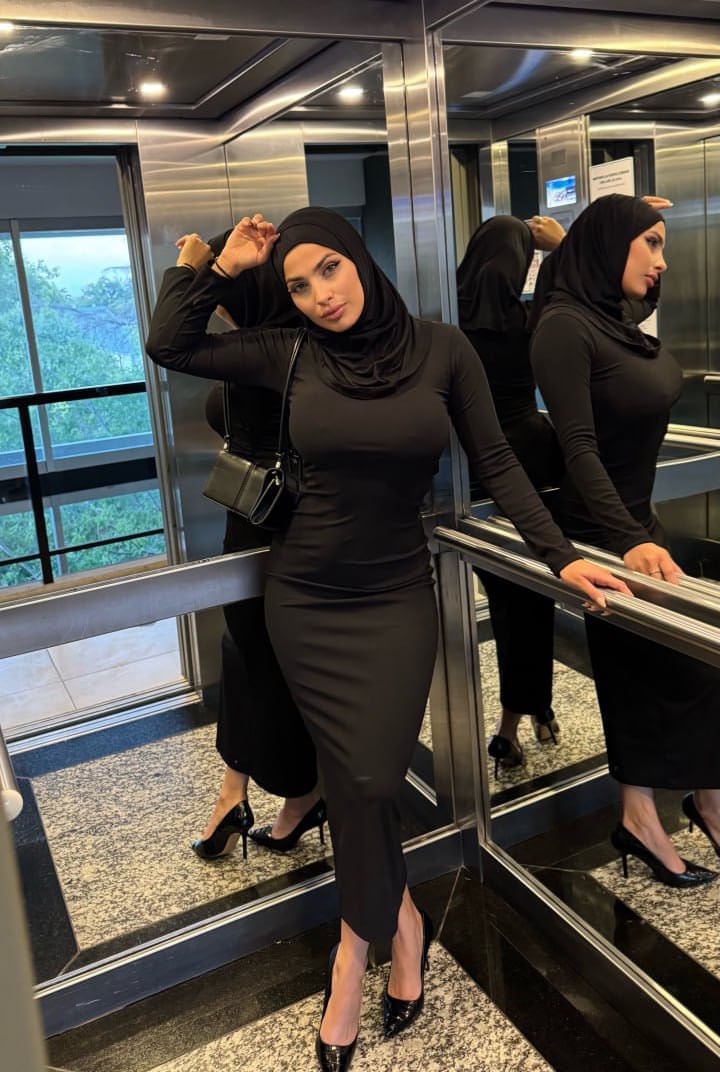 Die Amateur-Onlyfans-Crossdresserin Leila Onyx Posiert In Ihrem Sexy Kleid Und Ihrem Hijab