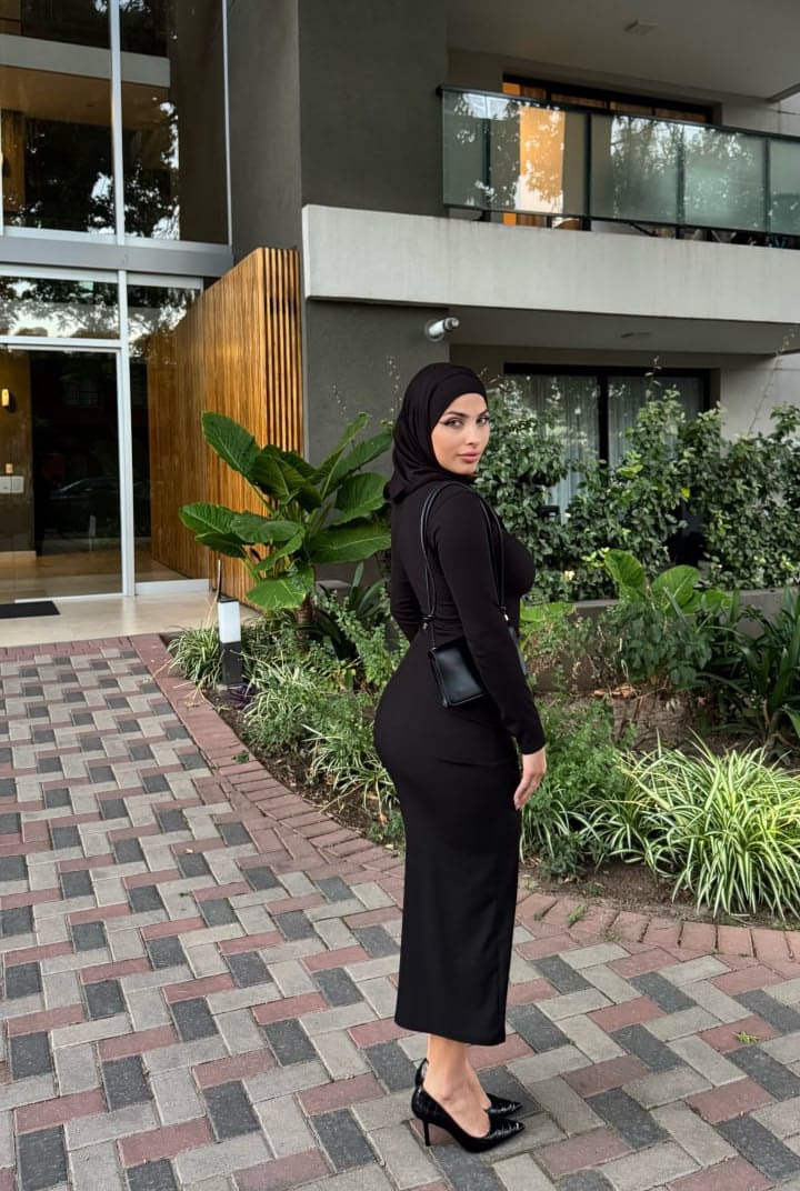 Die Amateur-Onlyfans-Crossdresserin Leila Onyx Posiert In Ihrem Sexy Kleid Und Ihrem Hijab