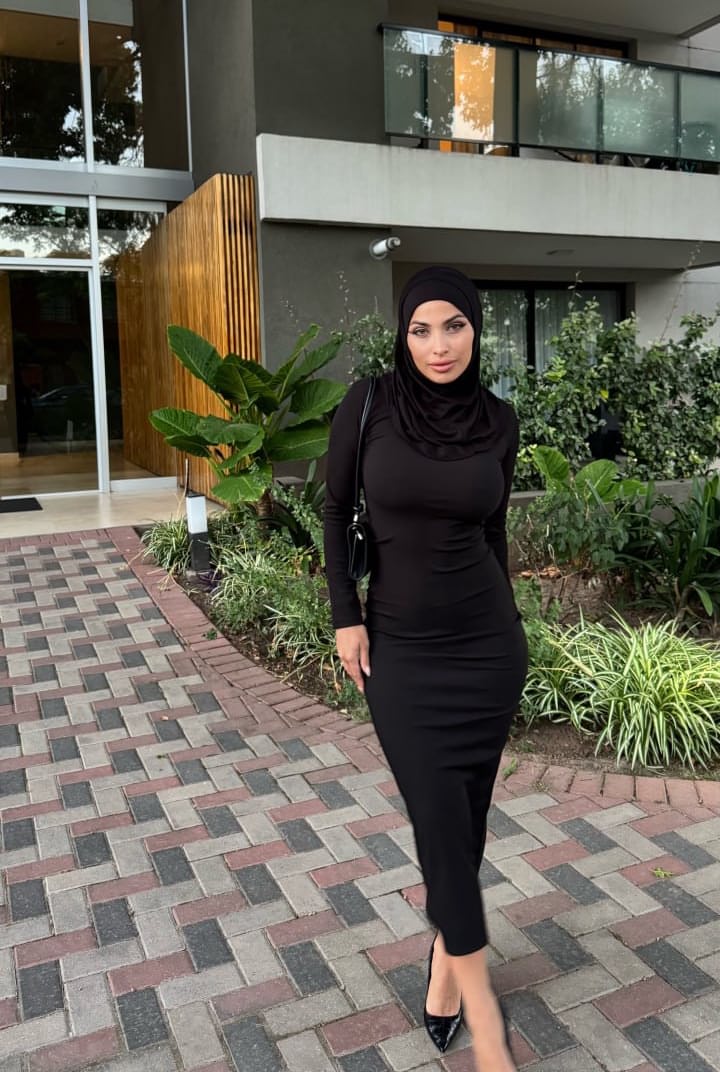 Die Amateur-Onlyfans-Crossdresserin Leila Onyx Posiert In Ihrem Sexy Kleid Und Ihrem Hijab
