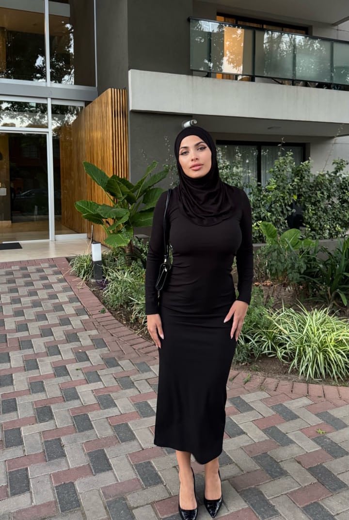 Die Amateur-Onlyfans-Crossdresserin Leila Onyx Posiert In Ihrem Sexy Kleid Und Ihrem Hijab