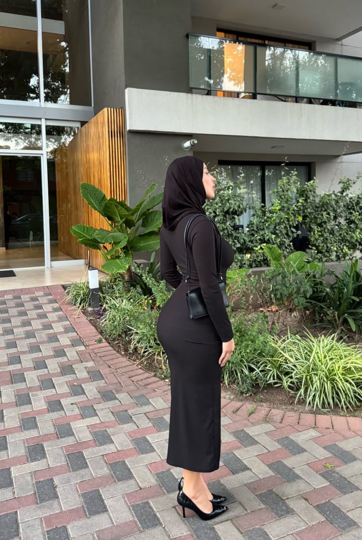 Die Amateur-Onlyfans-Crossdresserin Leila Onyx Posiert In Ihrem Sexy Kleid Und Ihrem Hijab