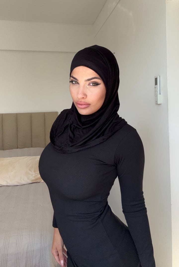 Die Amateur-Onlyfans-Crossdresserin Leila Onyx Posiert In Ihrem Sexy Kleid Und Ihrem Hijab