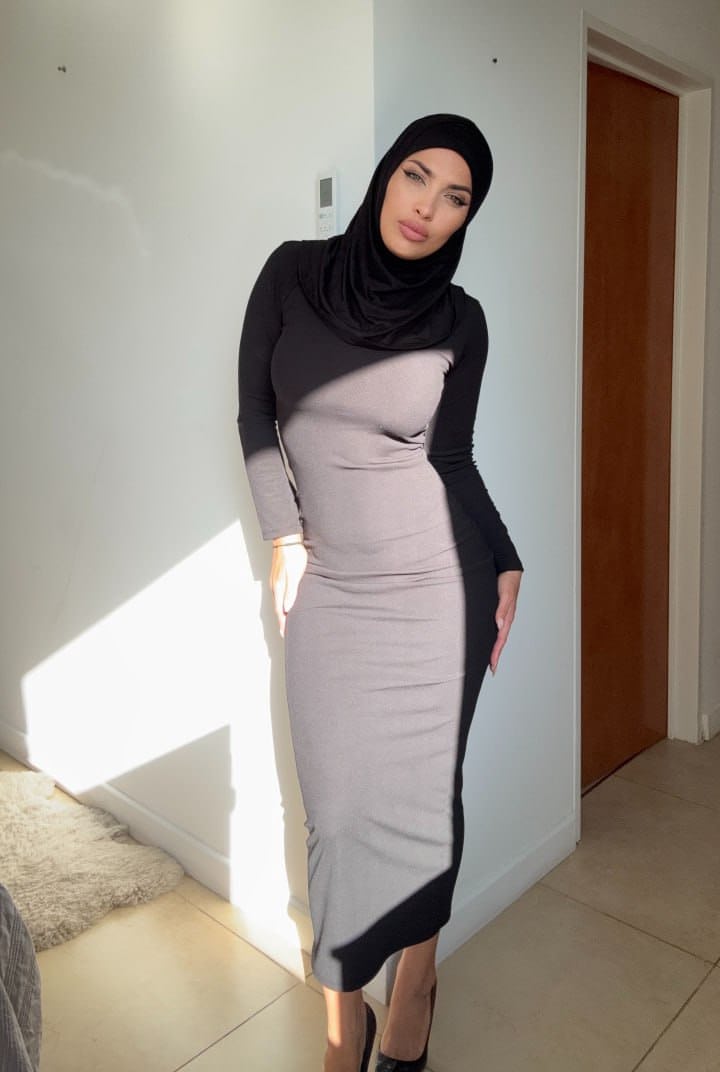 Die Amateur-Onlyfans-Crossdresserin Leila Onyx Posiert In Ihrem Sexy Kleid Und Ihrem Hijab