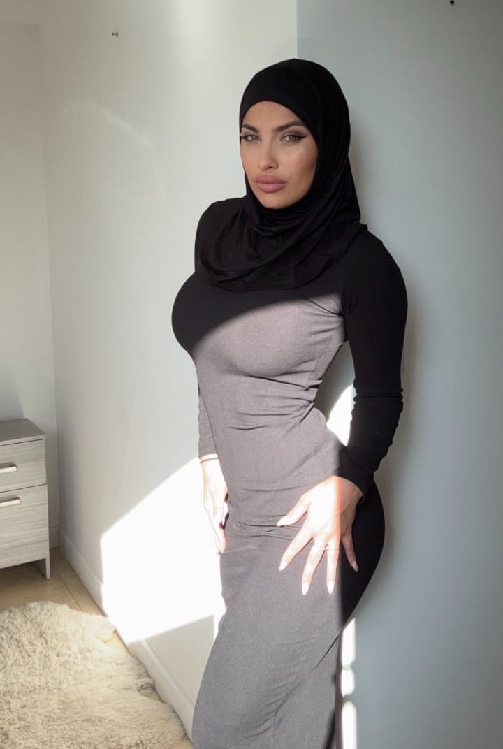 Die Amateur-Onlyfans-Crossdresserin Leila Onyx Posiert In Ihrem Sexy Kleid Und Ihrem Hijab