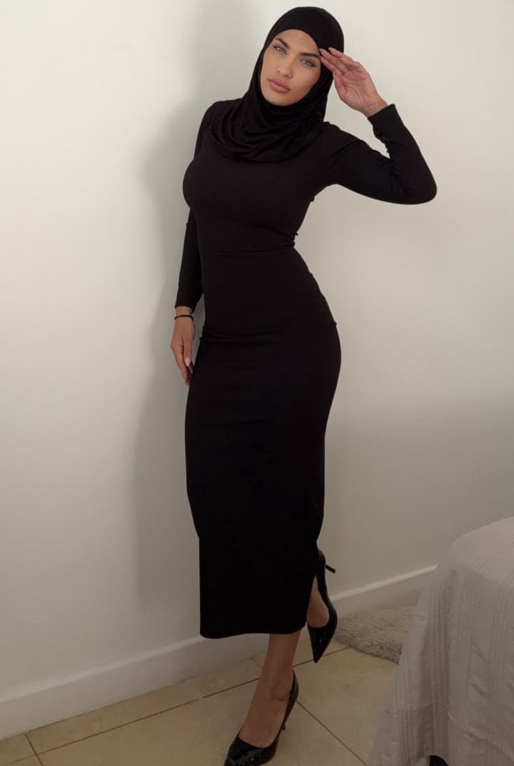 Die Amateur-Onlyfans-Crossdresserin Leila Onyx Posiert In Ihrem Sexy Kleid Und Ihrem Hijab