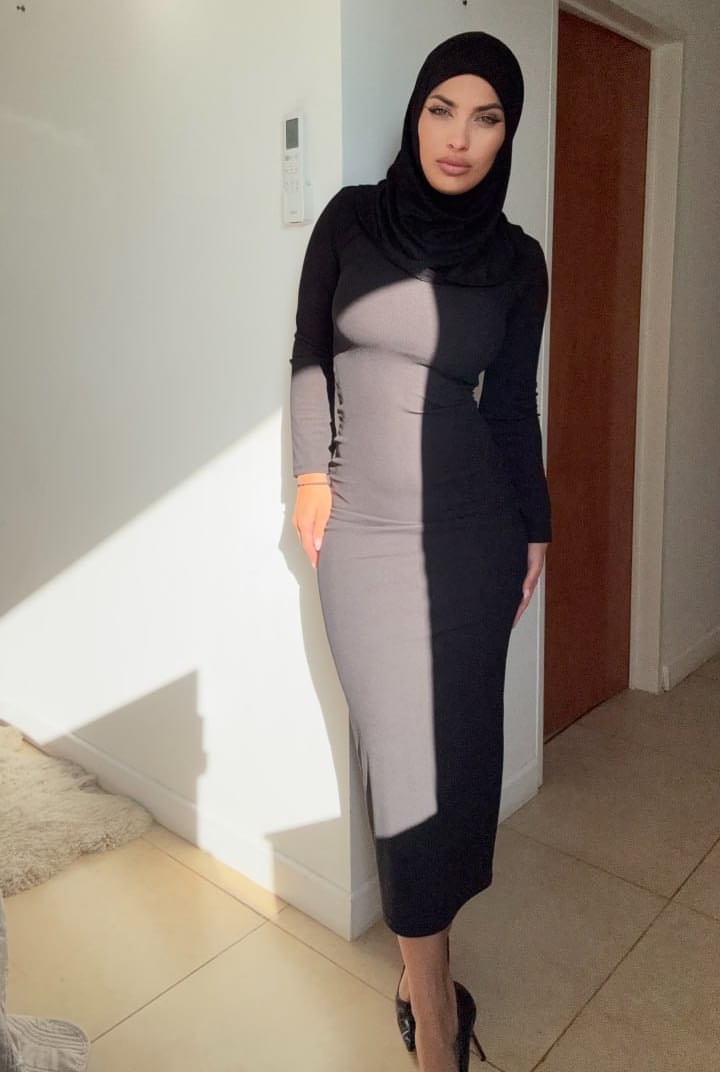 Die Amateur-Onlyfans-Crossdresserin Leila Onyx Posiert In Ihrem Sexy Kleid Und Ihrem Hijab