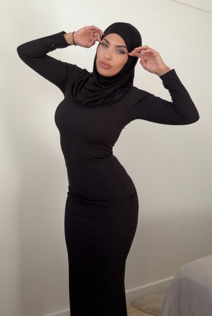 Die Amateur-Onlyfans-Crossdresserin Leila Onyx Posiert In Ihrem Sexy Kleid Und Ihrem Hijab