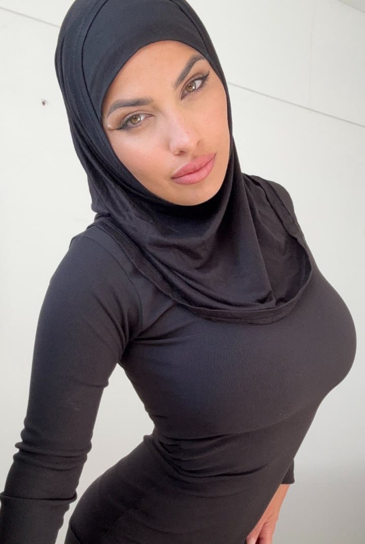 Die Amateur-Onlyfans-Crossdresserin Leila Onyx Posiert In Ihrem Sexy Kleid Und Ihrem Hijab