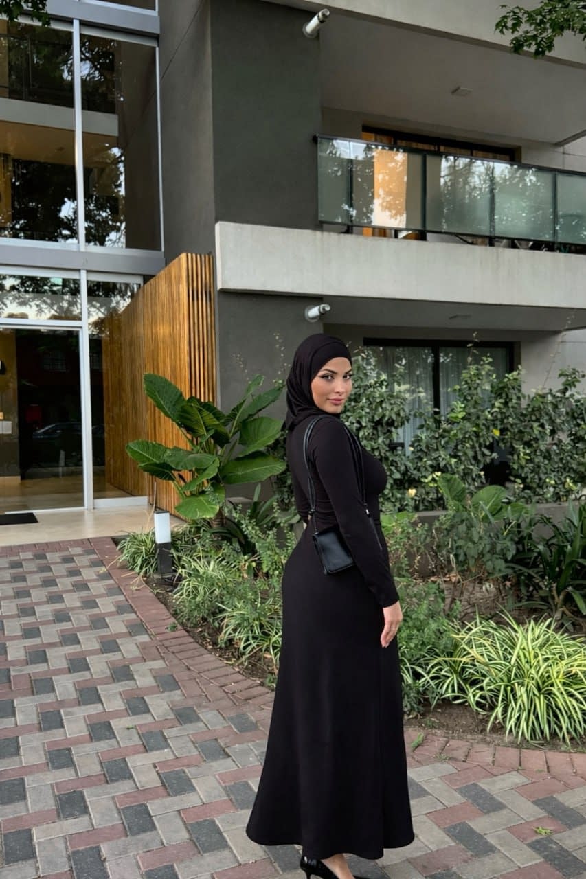 Die Amateur-Onlyfans-Crossdresserin Leila Onyx Posiert In Ihrem Sexy Kleid Und Ihrem Hijab