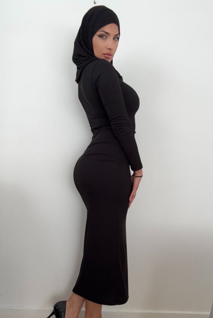 Die Amateur-Onlyfans-Crossdresserin Leila Onyx Posiert In Ihrem Sexy Kleid Und Ihrem Hijab