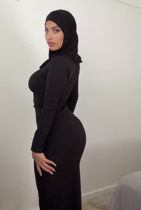 Die Amateur-Onlyfans-Crossdresserin Leila Onyx Posiert In Ihrem Sexy Kleid Und Ihrem Hijab