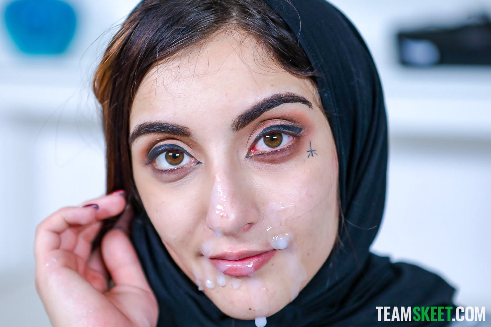 Die Wunderschöne Araberin Jezebeth Bekommt Nach Hartem Hardcore-Sex Eine Gesichtsbesamung