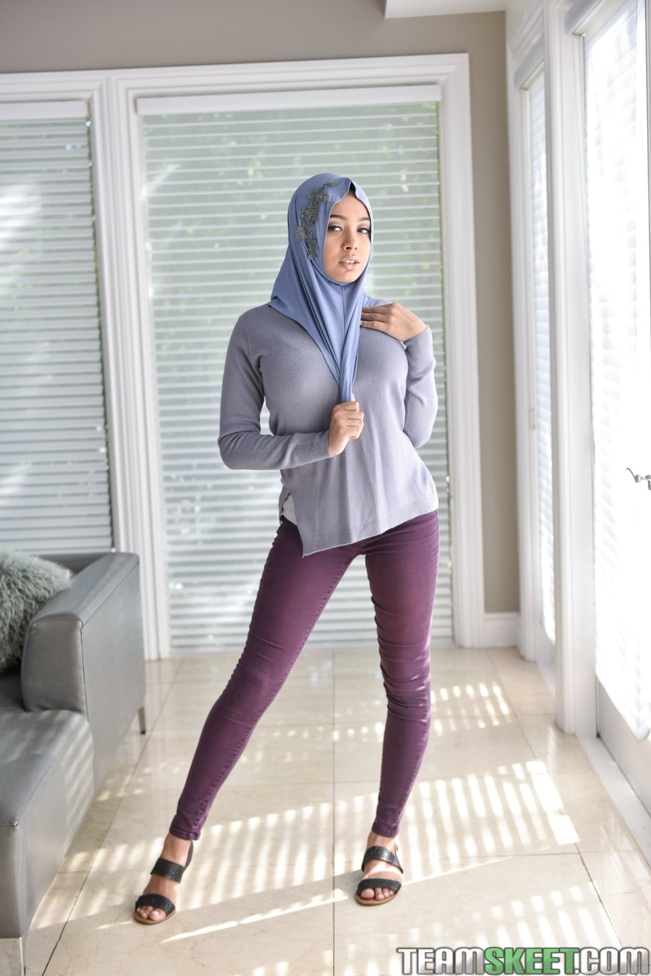 Die Vollbusige Schönheit Aaliyah Hadid Zieht Ihre Hautenge Hose Aus, Um Ihren Knackarsch Zu Zeigen