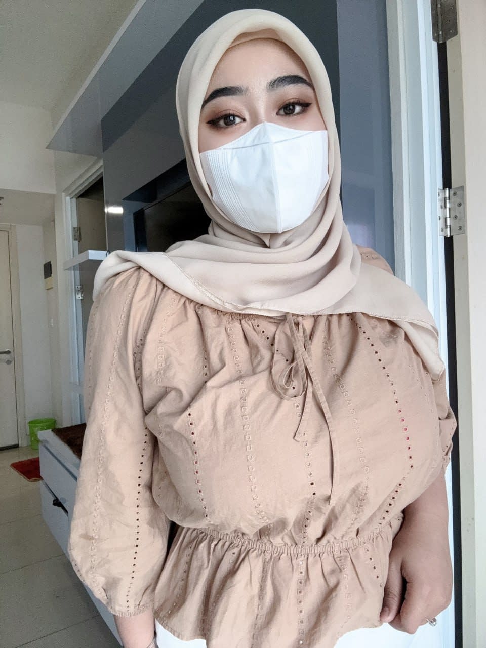 Ein Mädchen, Das Allein Ist Und Eine Maske Über Dem Mund Trägt, Hat Einen Hidschab An Und Entblößt Sich