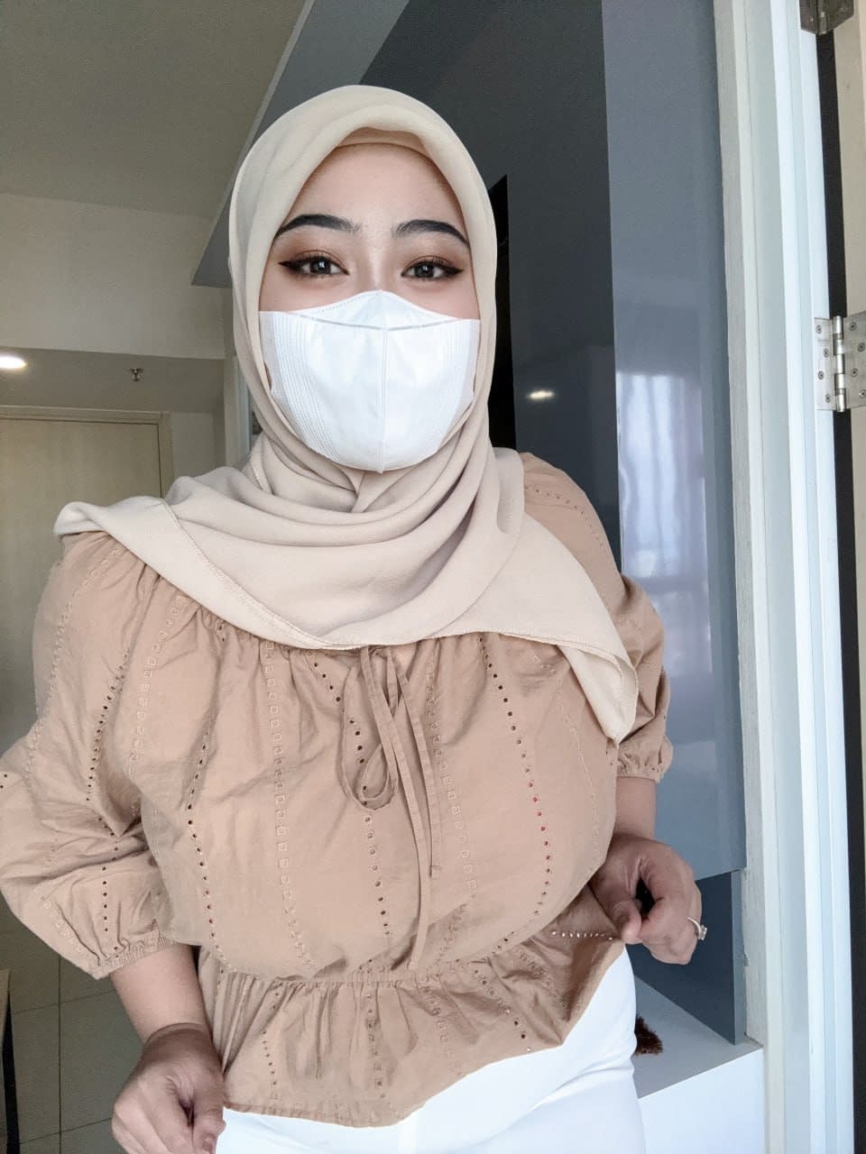 Ein Mädchen, Das Allein Ist Und Eine Maske Über Dem Mund Trägt, Hat Einen Hidschab An Und Entblößt Sich
