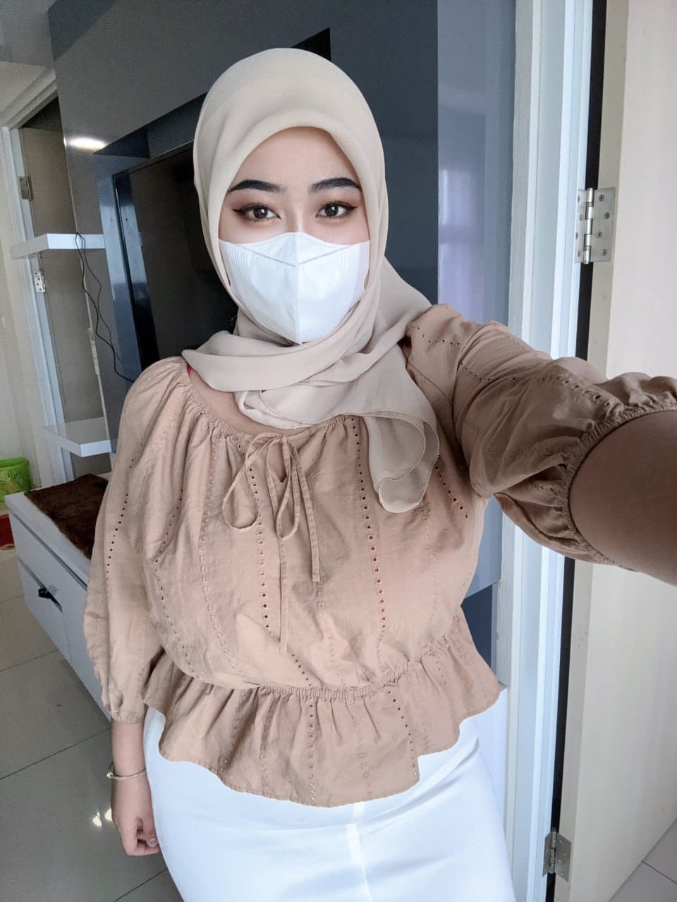 Ein Mädchen, Das Allein Ist Und Eine Maske Über Dem Mund Trägt, Hat Einen Hidschab An Und Entblößt Sich