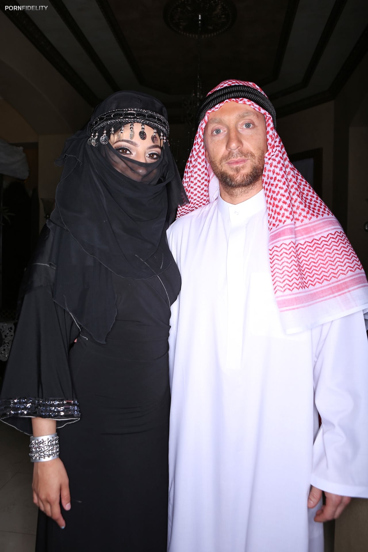 Die Dunkelhaarige Araberin Nadia Ali Wird Auf Der Couch Mit Einem Großen Penis Bestraft