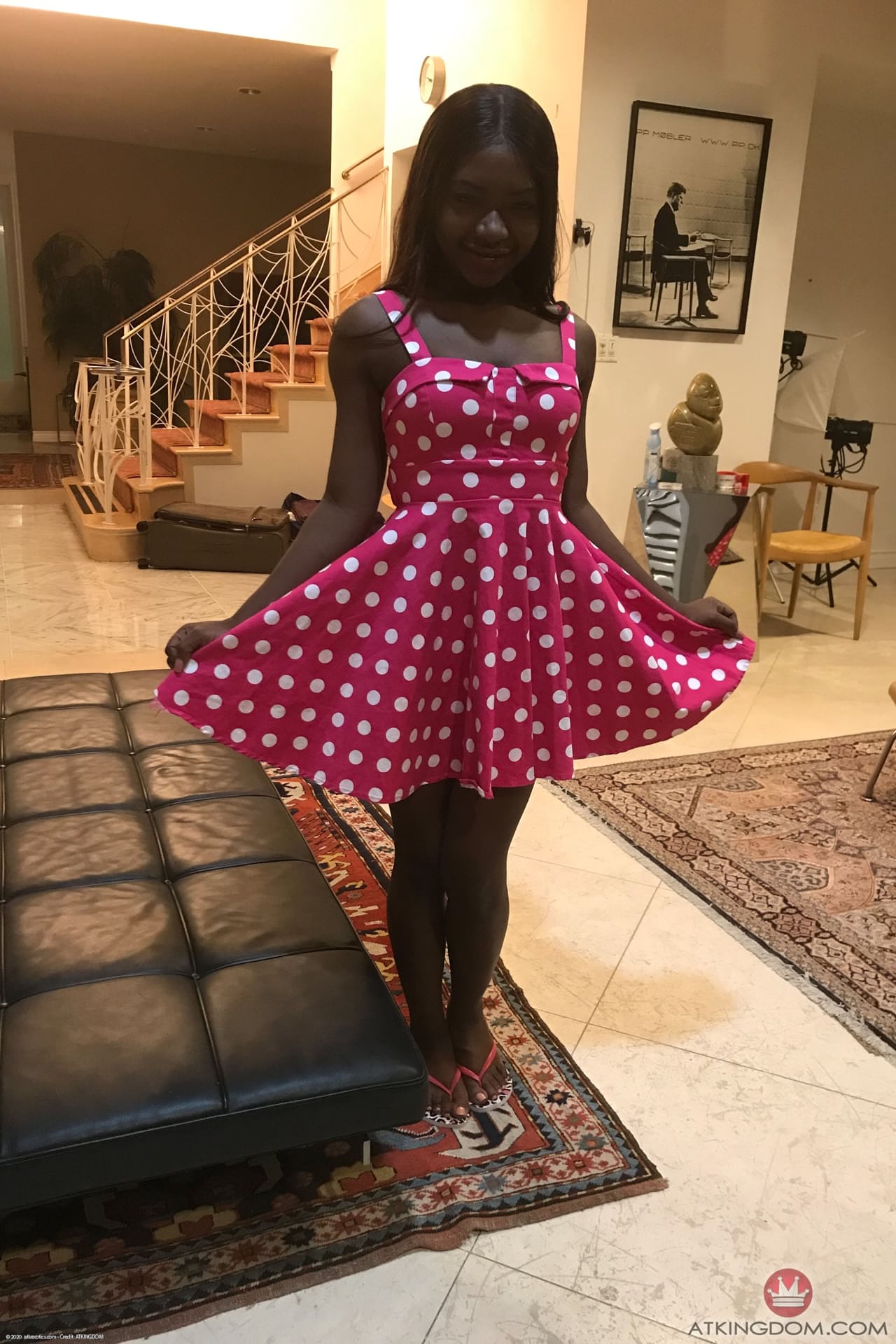 Die Kleine Afroamerikanische Teenagerin Noemie Bilas Zeigt In Einem Solo Ihre Titten Und Ihre Schokoladenlöcher