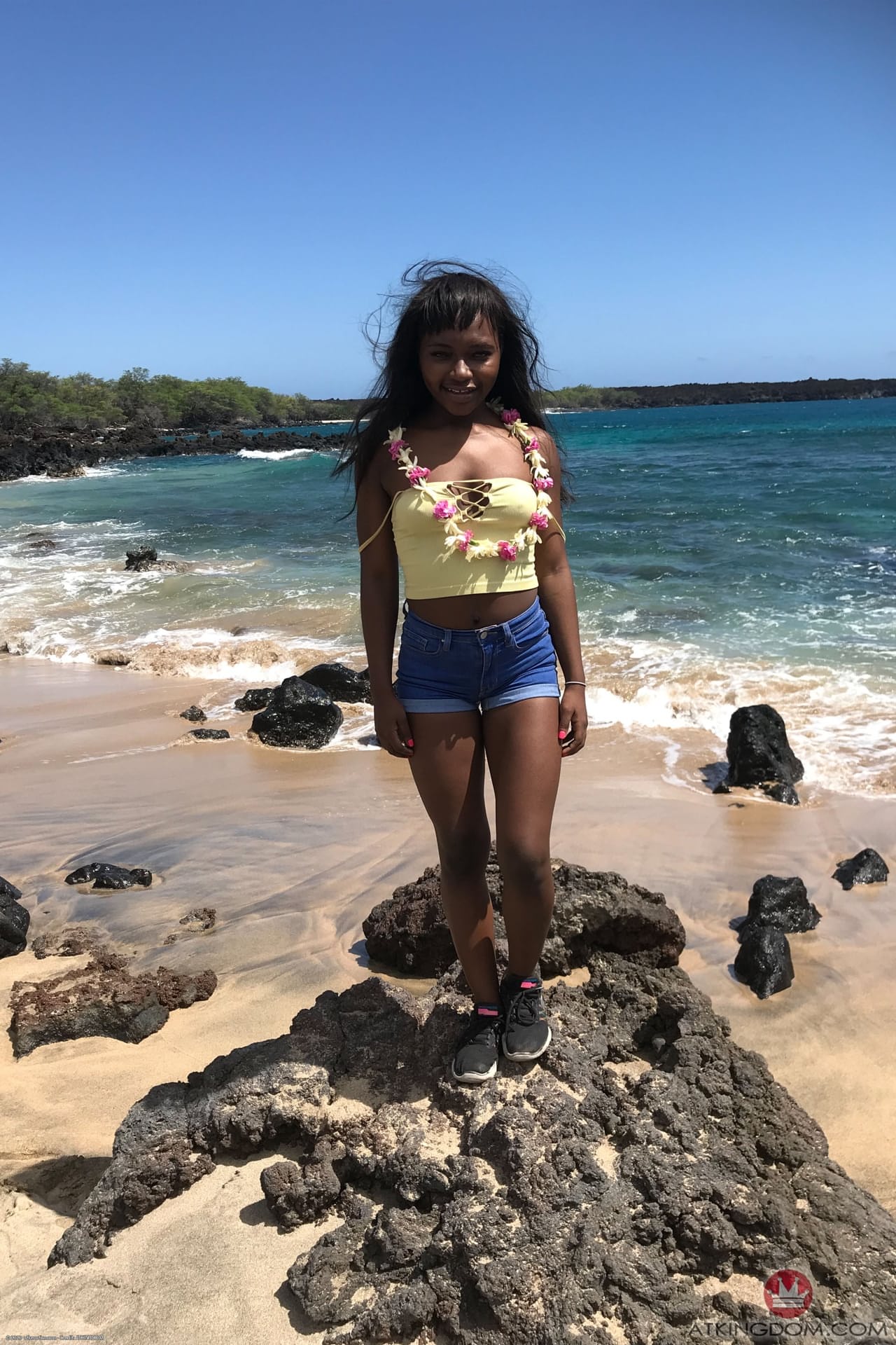 Die Kleine Afroamerikanische Teenagerin Noemie Bilas Zeigt In Einem Solo Ihre Titten Und Ihre Schokoladenlöcher