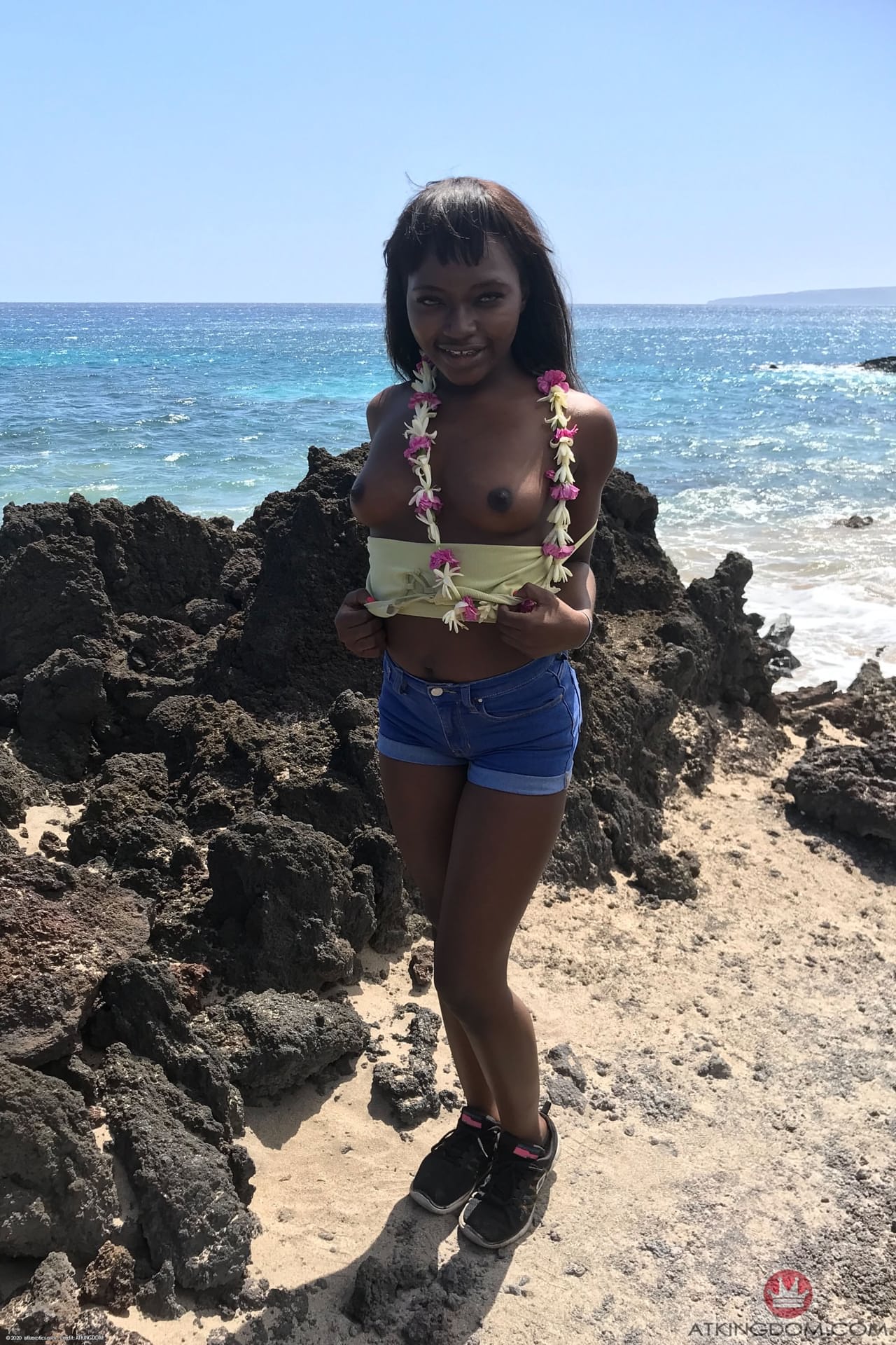 Die Kleine Afroamerikanische Teenagerin Noemie Bilas Zeigt In Einem Solo Ihre Titten Und Ihre Schokoladenlöcher
