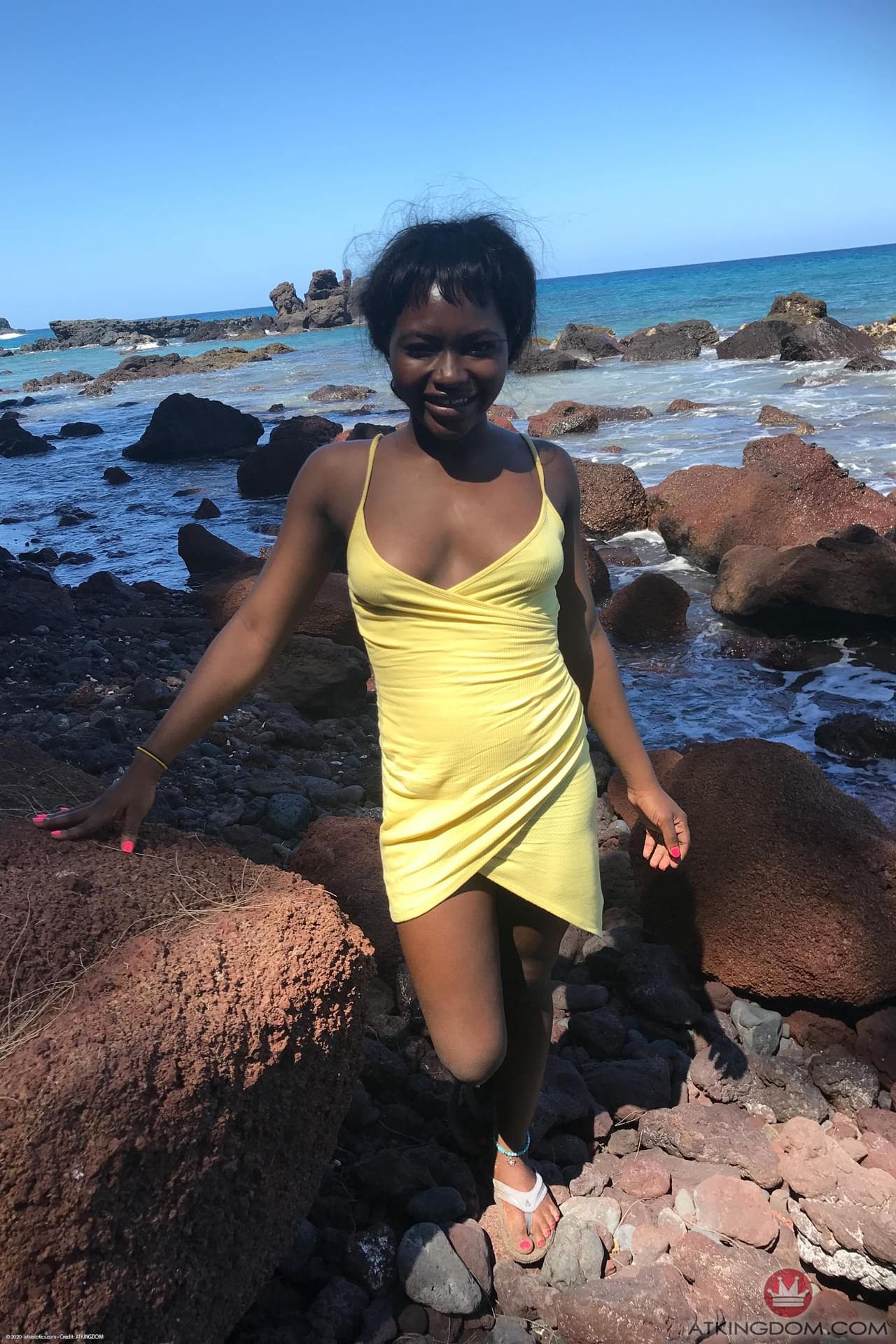 Die Kleine Afroamerikanische Teenagerin Noemie Bilas Zeigt In Einem Solo Ihre Titten Und Ihre Schokoladenlöcher