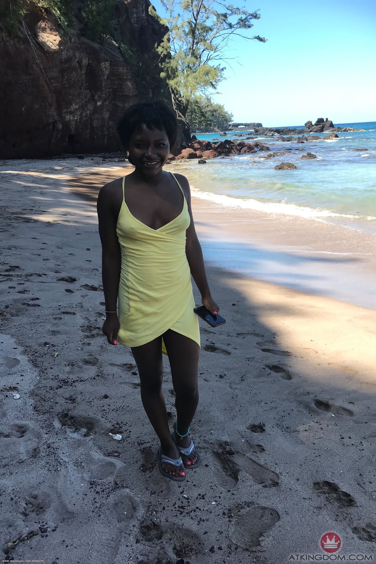 Die Kleine Afroamerikanische Teenagerin Noemie Bilas Zeigt In Einem Solo Ihre Titten Und Ihre Schokoladenlöcher