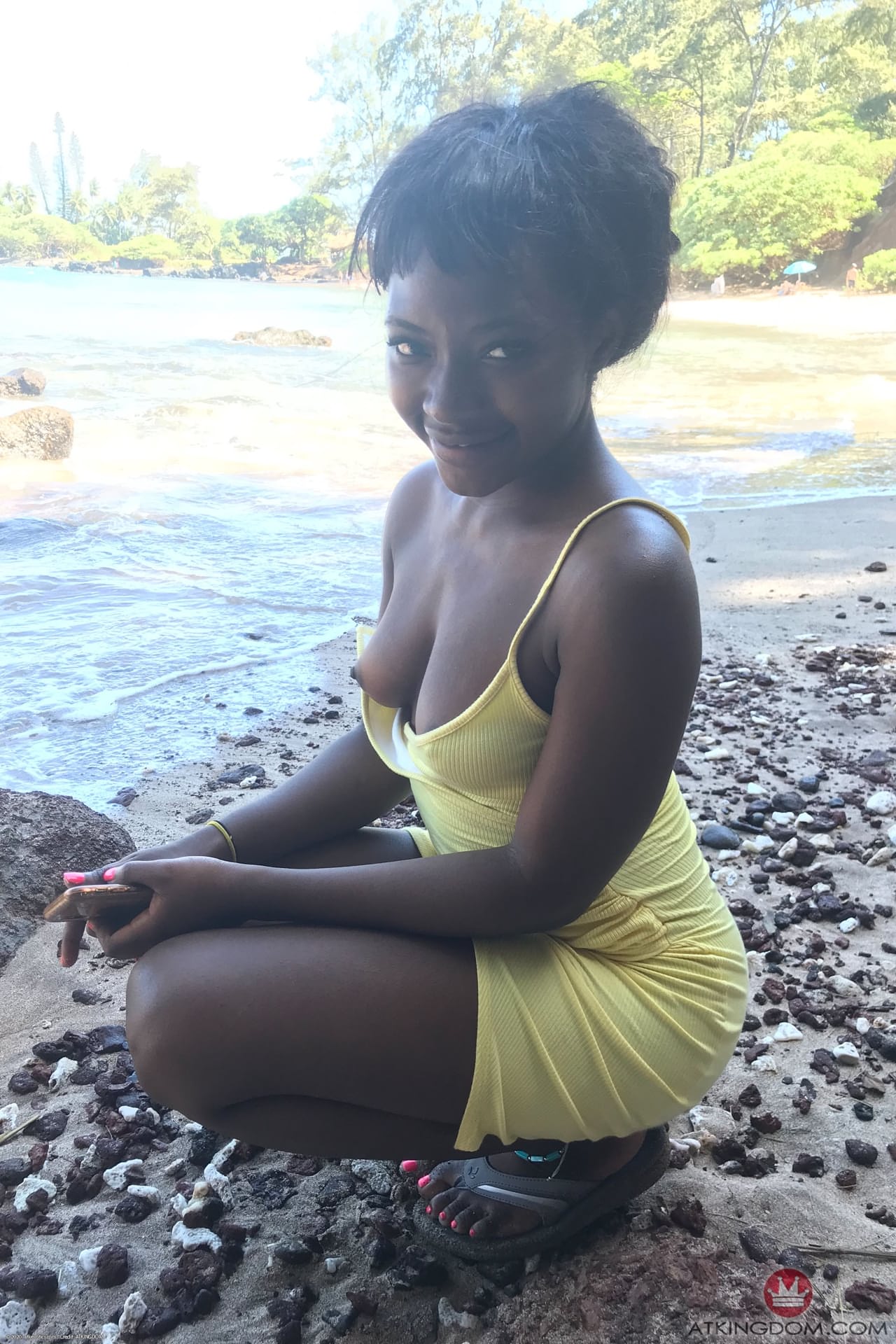 Die Kleine Afroamerikanische Teenagerin Noemie Bilas Zeigt In Einem Solo Ihre Titten Und Ihre Schokoladenlöcher