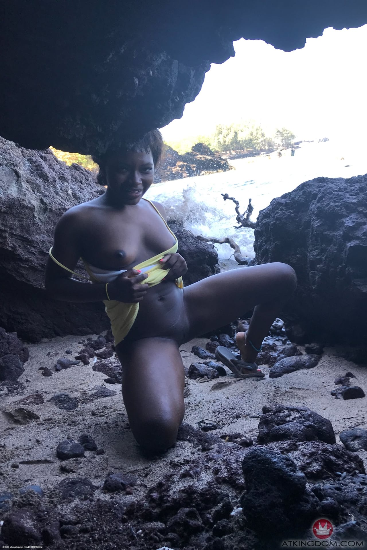 Die Kleine Afroamerikanische Teenagerin Noemie Bilas Zeigt In Einem Solo Ihre Titten Und Ihre Schokoladenlöcher