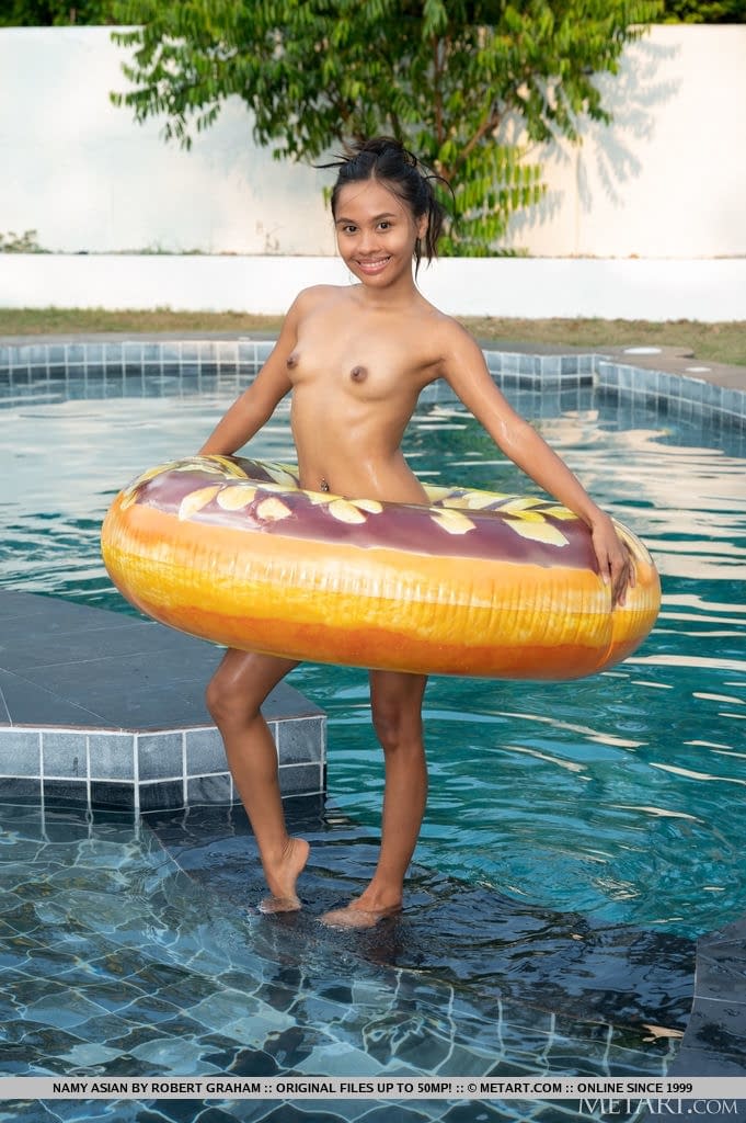 Die Zierliche Thailändische Teenagerin Namy Asian Zieht Sich Im Schwimmbad Komplett Aus