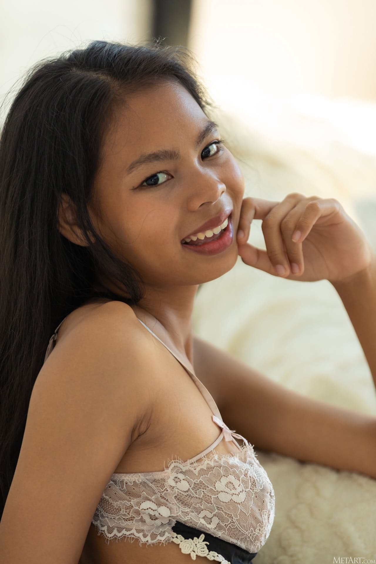 Süße Asiatische Teenagerin Entblößt Auf Einem Bett Ihre Festen Brüste Und Ihre Enge Spalte