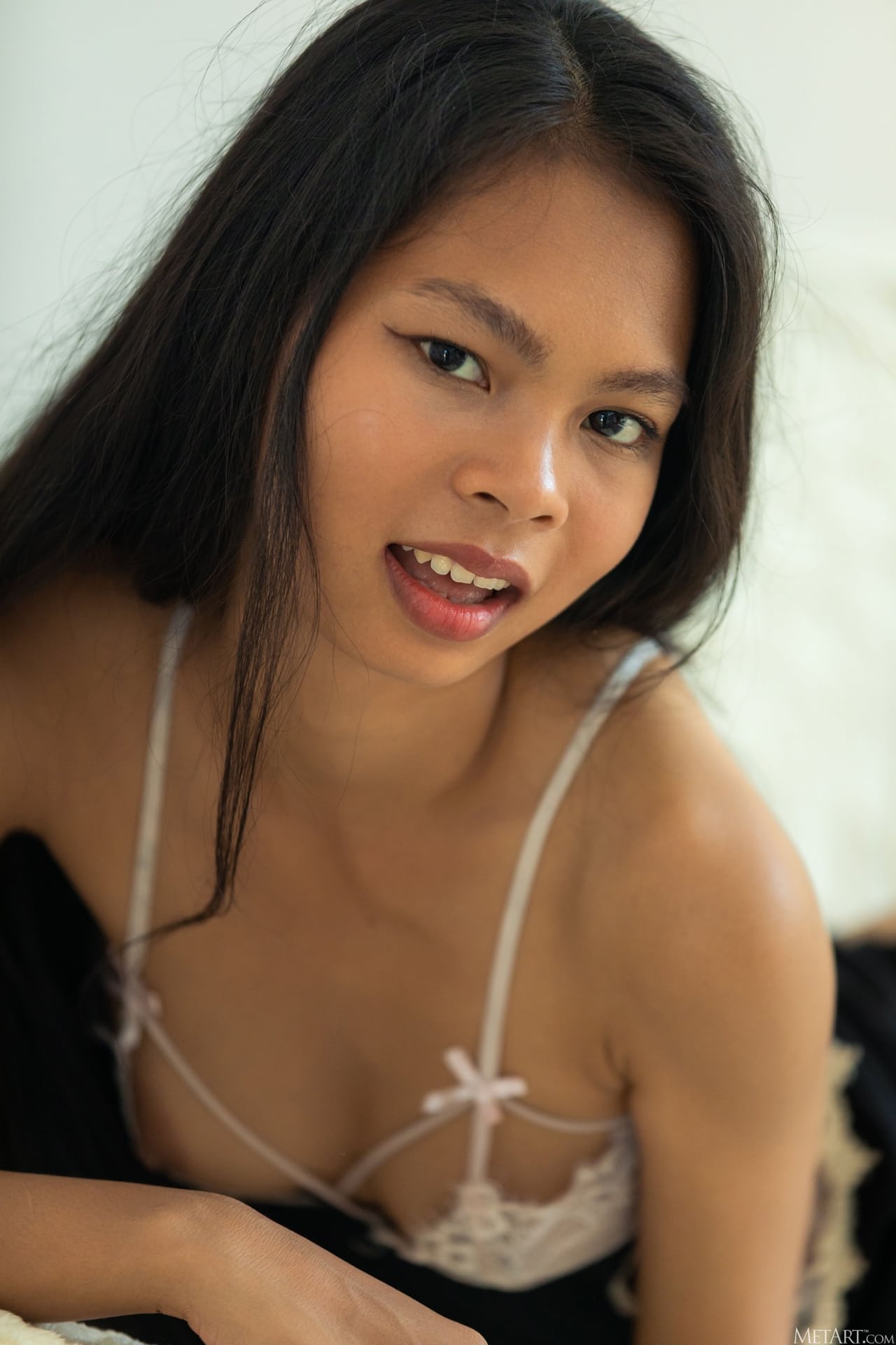 Süße Asiatische Teenagerin Entblößt Auf Einem Bett Ihre Festen Brüste Und Ihre Enge Spalte