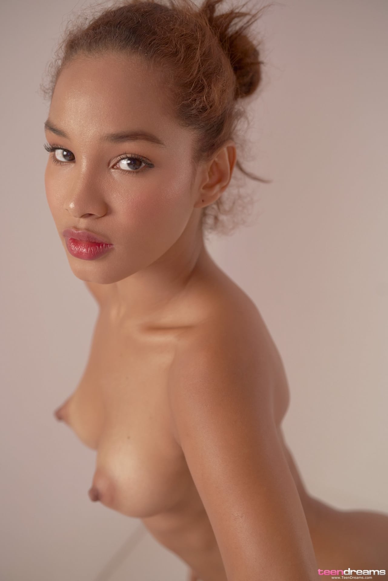 Schlankes Model Mit Roten Lippen Enthüllt Ihren Perfekten Hintern, Nachdem Sie Ihre Dessous Ausgezogen Hat